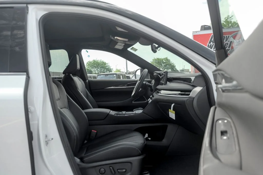 New 2027 2T RAD WHT INFINITI Sport AWD image 22