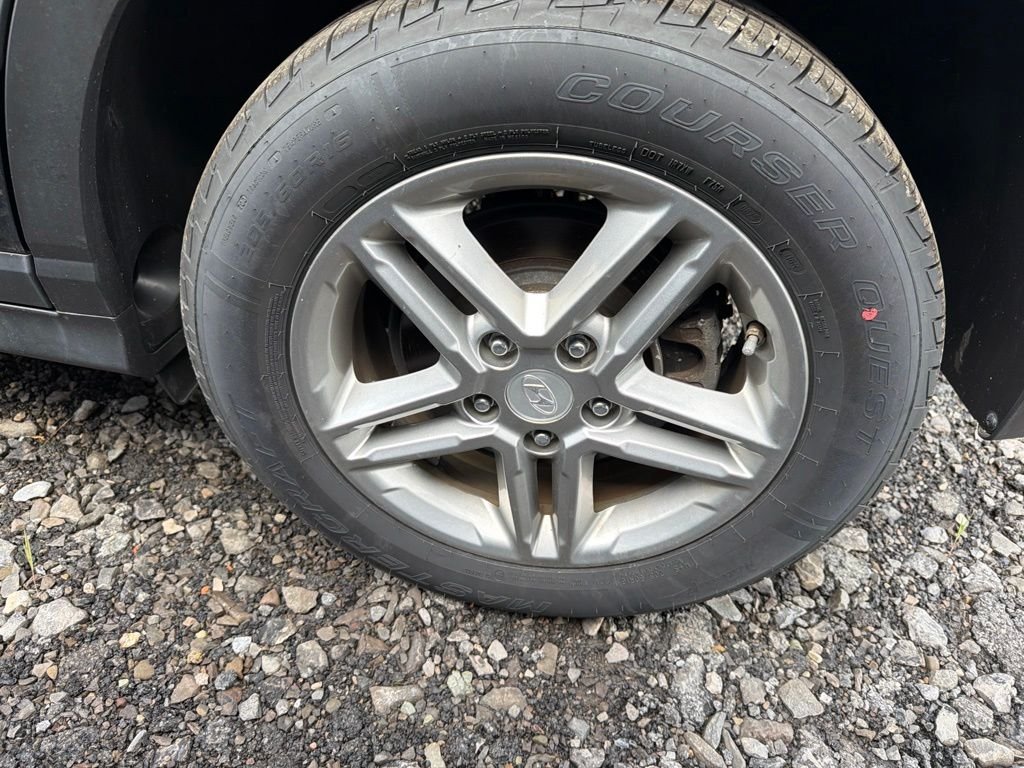 Used 2020 Black Hyundai SE image 7