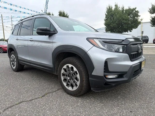 Certified Used 2025 Lunar Silver Metallic Honda TrailSport image 2