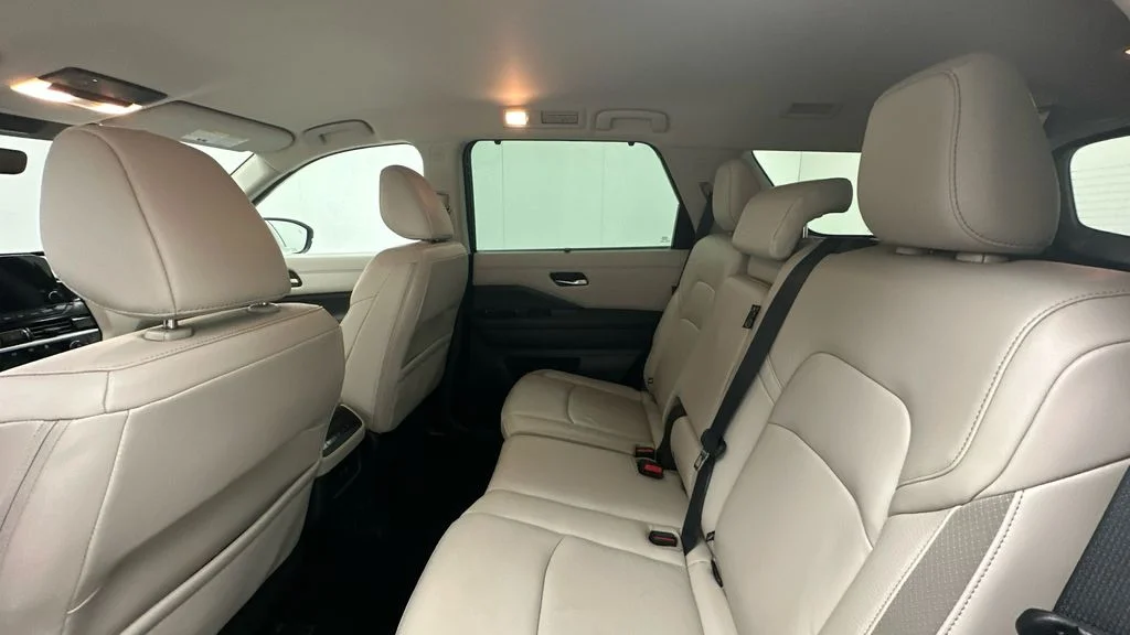 Used 2023 White Nissan SL image 10