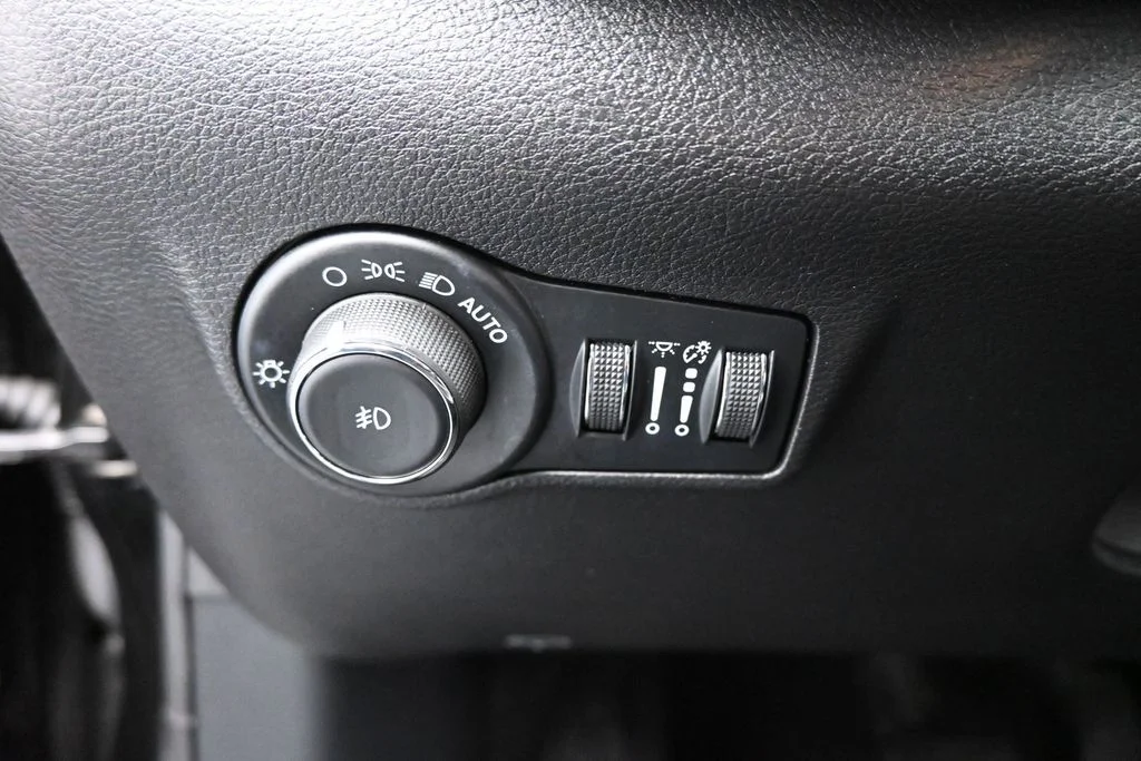 Used 2022 Black Jeep Altitude image 11