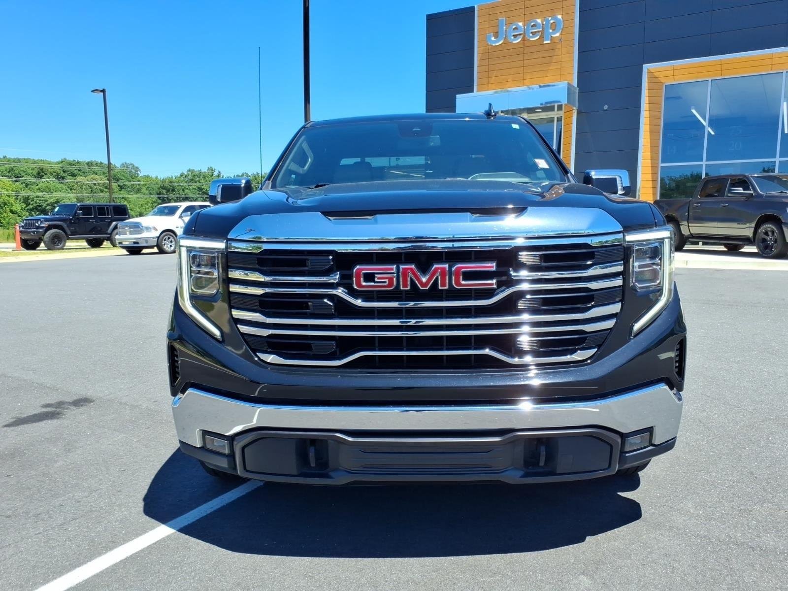 Used 2025 Onyx Black GMC SLT image 13