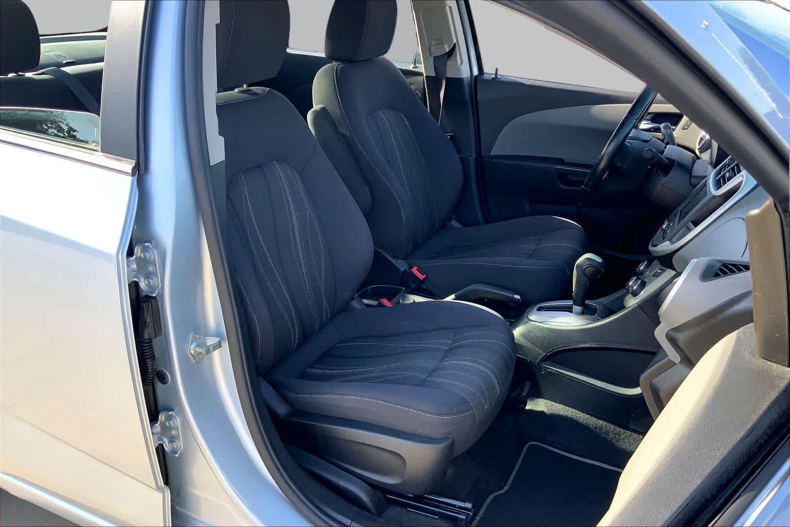Used 2018 Arctic Blue Metallic Chevrolet LT image 9
