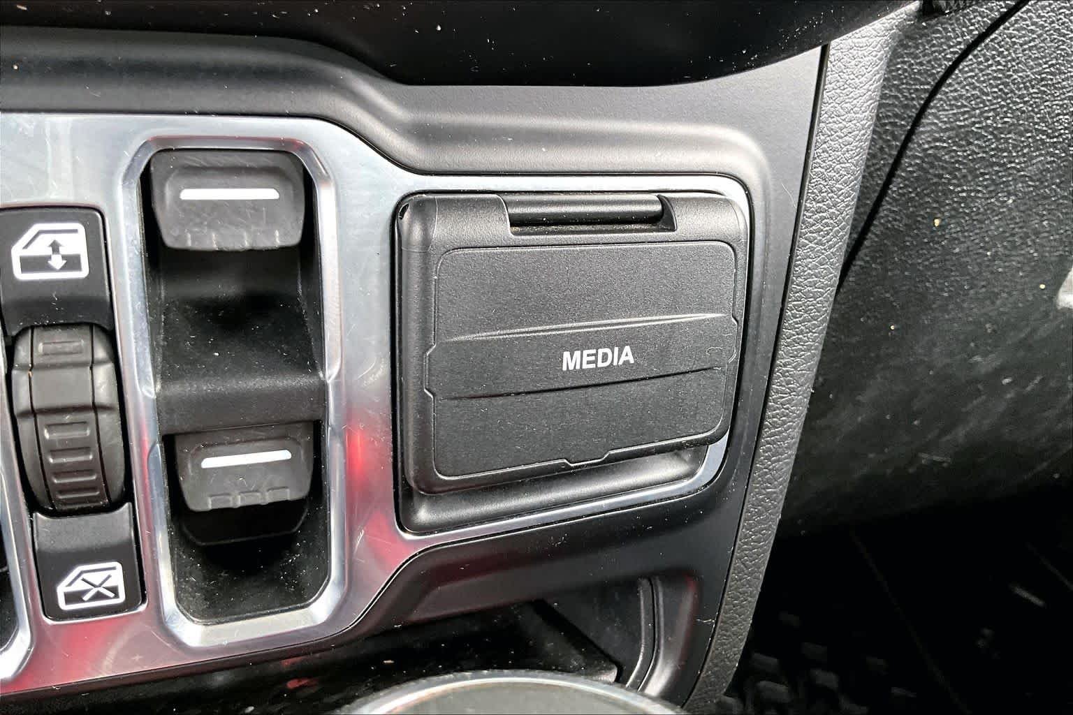 Used 2020 Sting-Gray Clearcoat Jeep Sport Altitude image 35