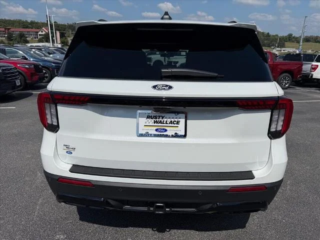 New 2027 Star White Metallic Tri-Coat Ford ST-Line image 5