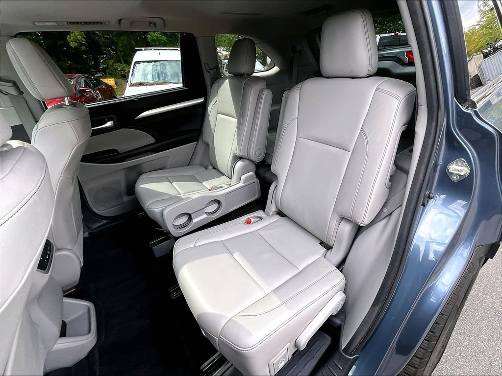 Used 2017 Shoreline Blue Pearl Toyota XLE image 15