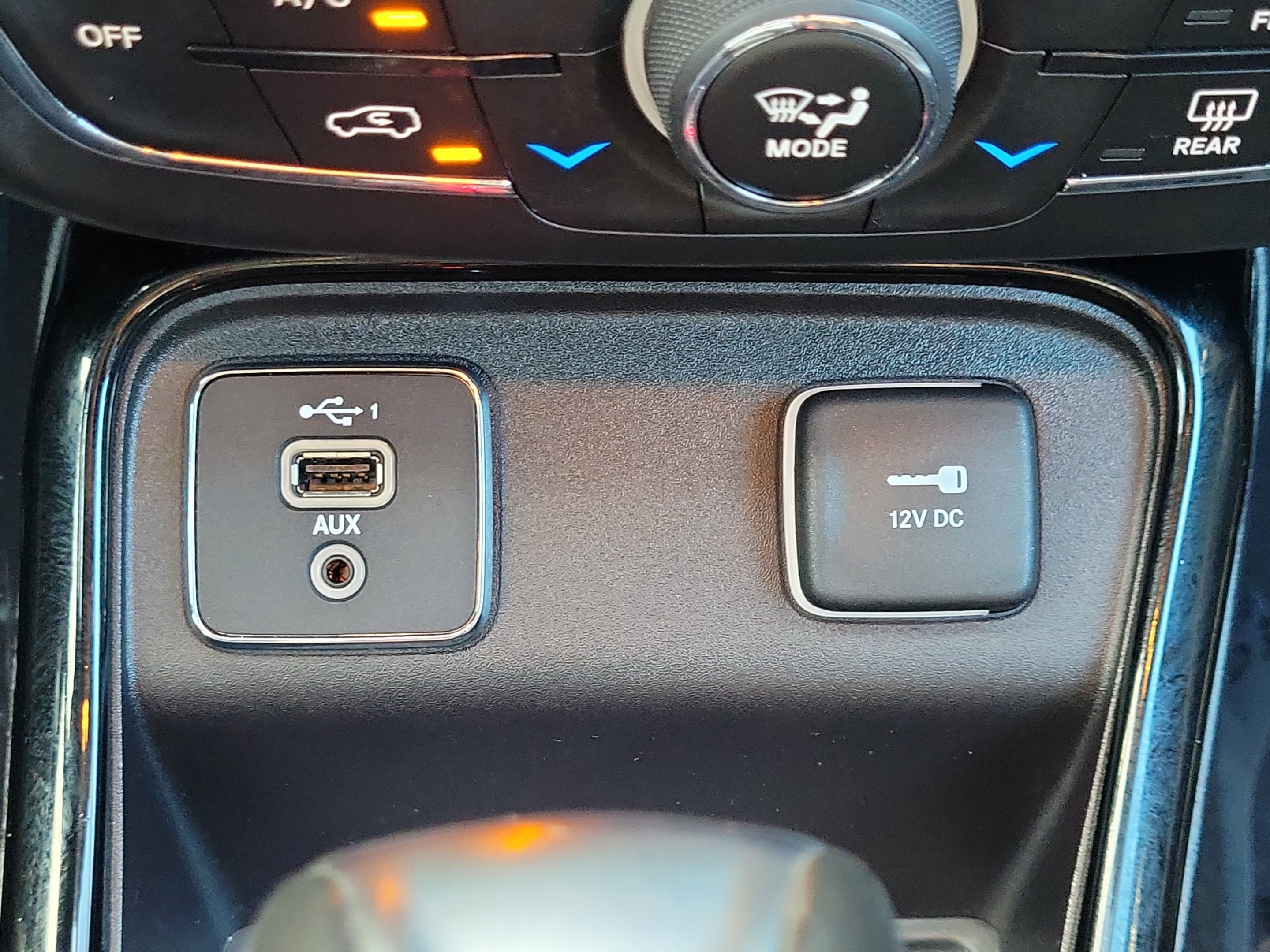 Used 2021 Granite Crystal Metallic Clearcoat Jeep Latitude image 17