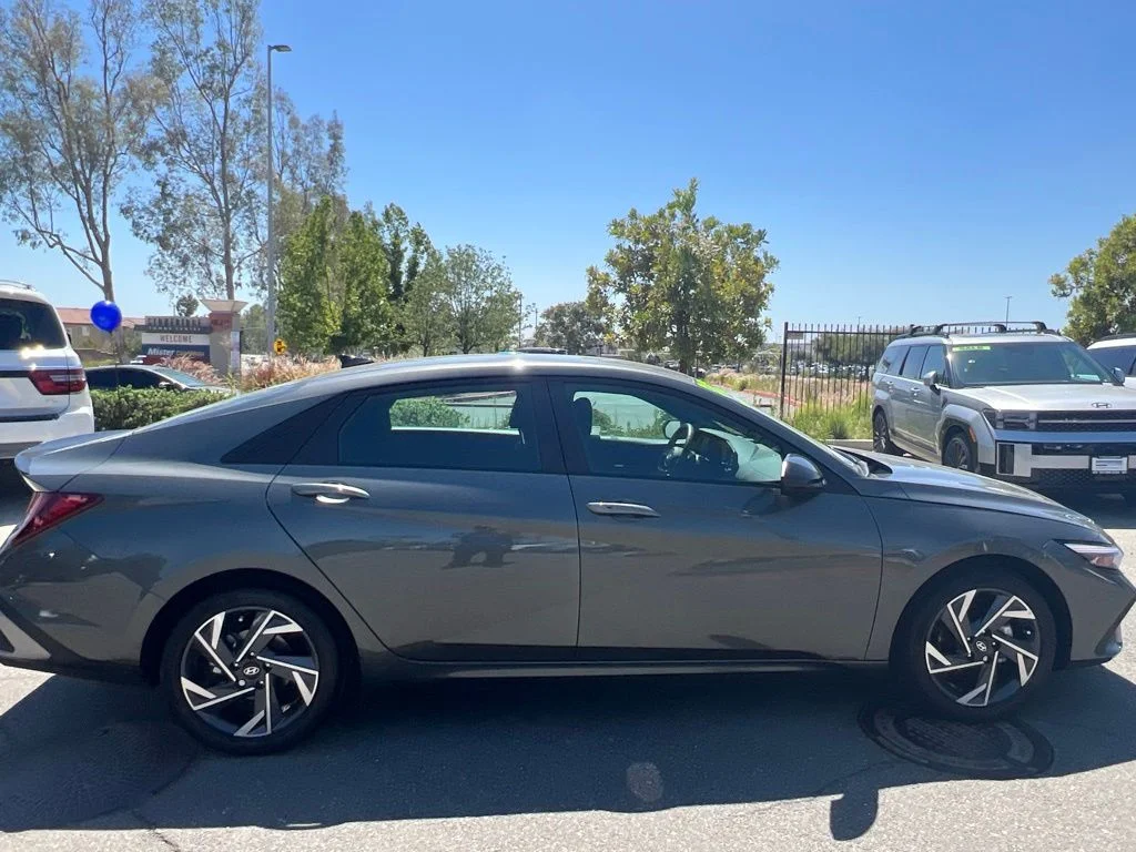 Used 2025 Gray Hyundai SEL Sport image 7