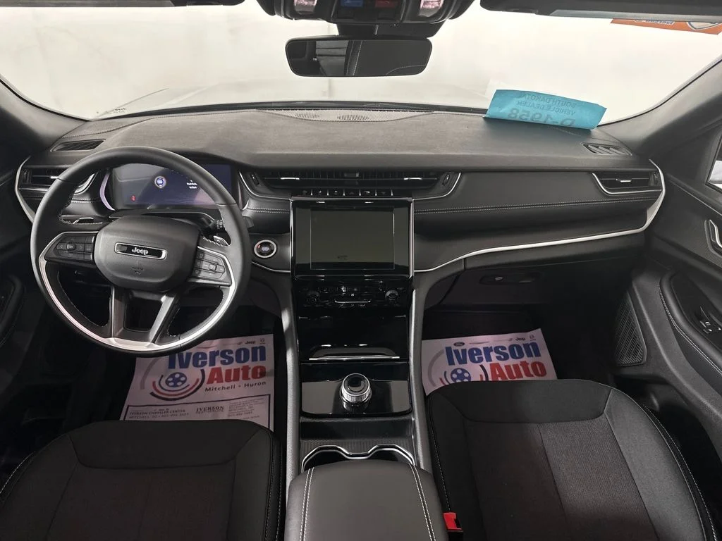 New 2026 Silver Zynith Exterior Paint Jeep Laredo X image 22