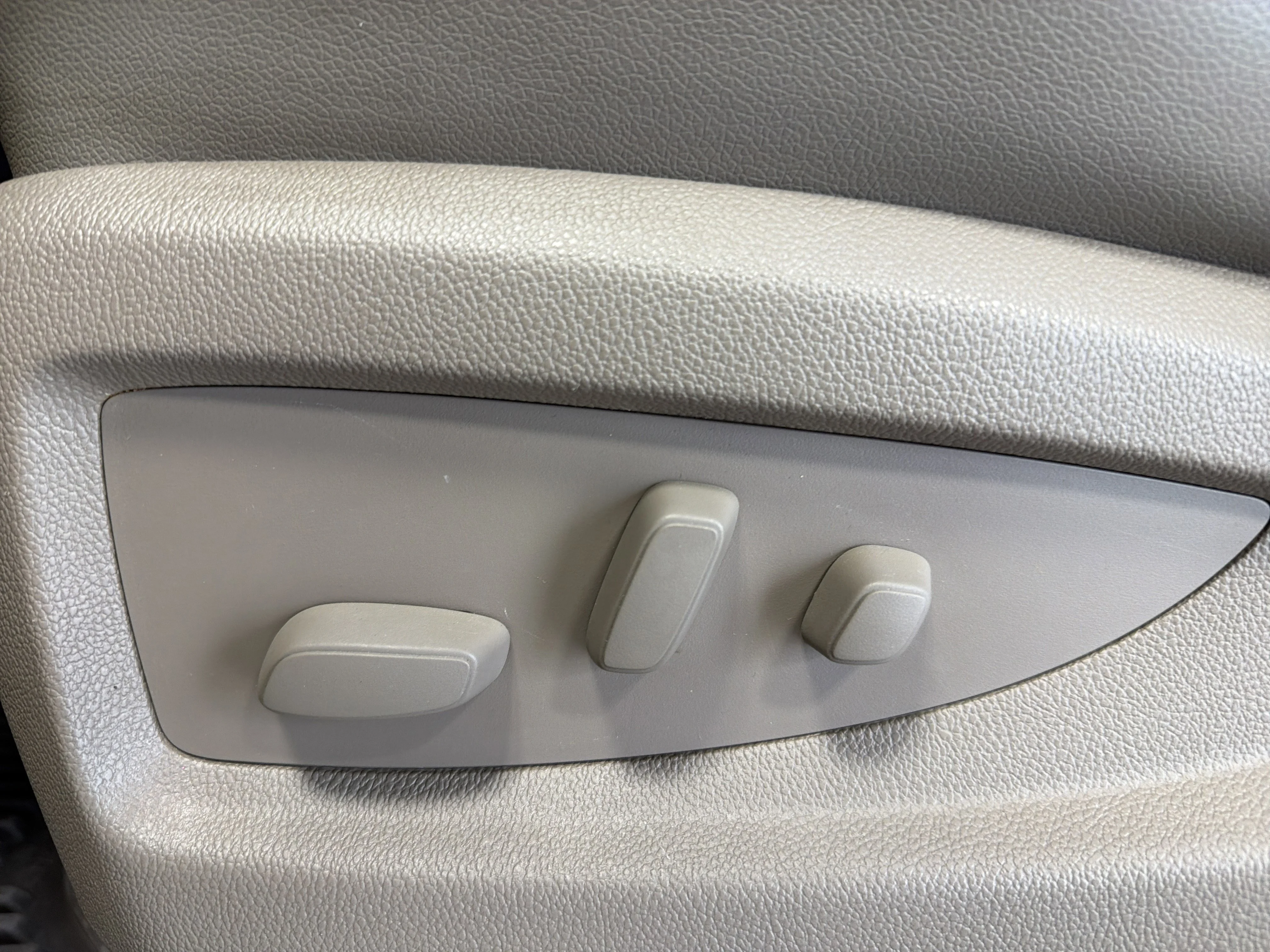 Used 2014 White Diamond Tricoat Chevrolet LTZ image 17