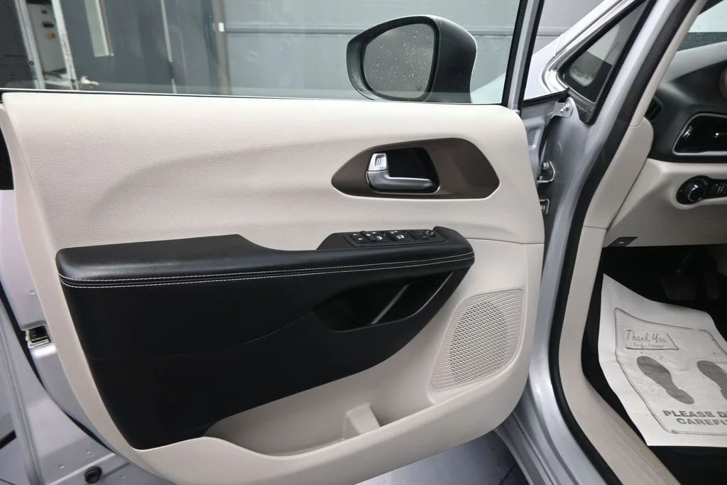 Used 2022 Silver Chrysler LX image 42