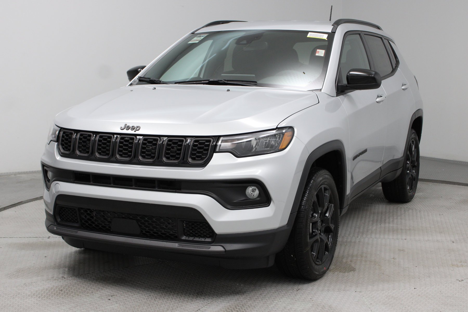 New 2026 Silver Zynith Metallic Clear-Coat Exterior Paint Jeep Latitude Altitude 4x4 image 26