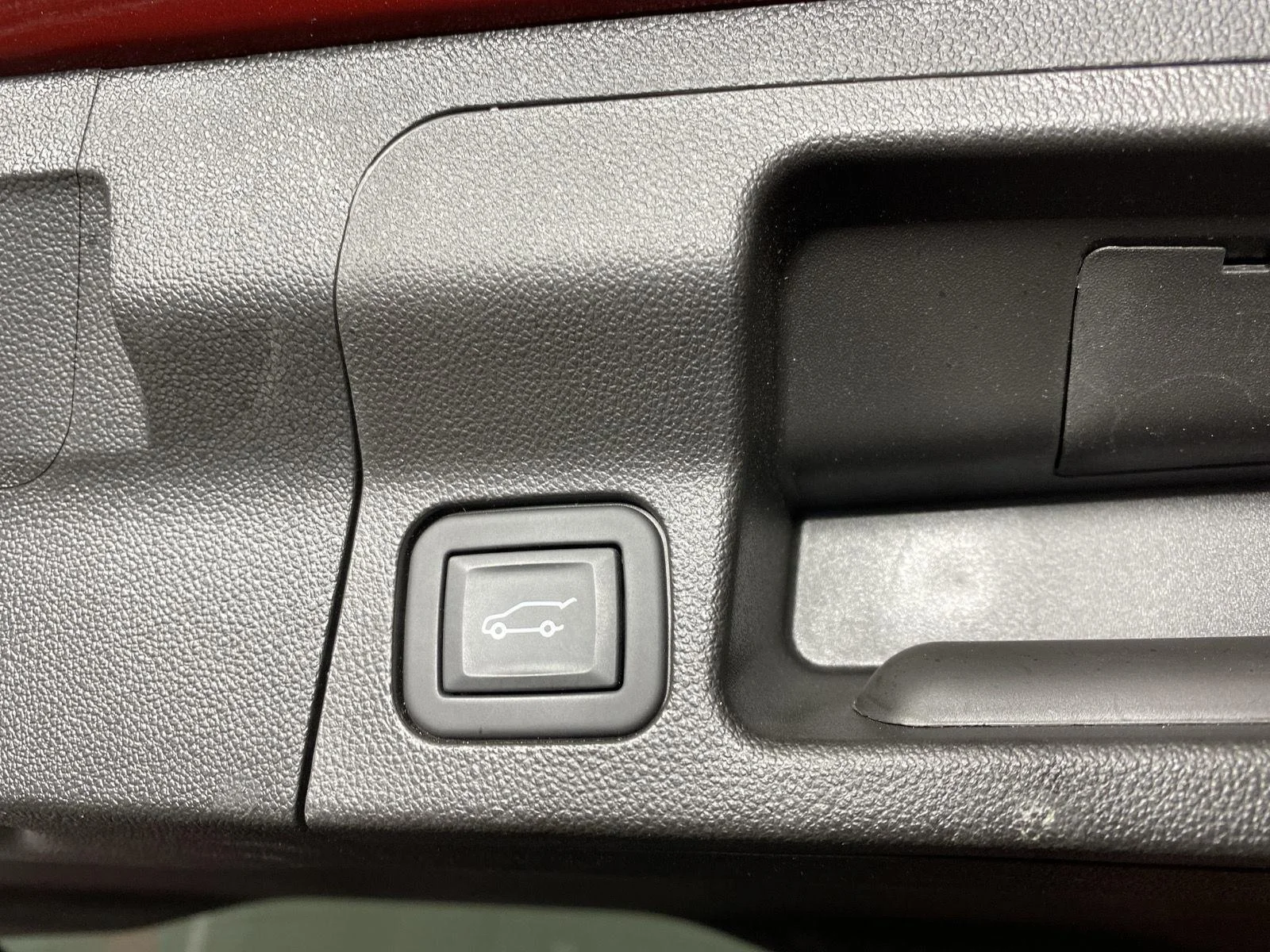 Used 2023 VOLCANIC RED TINTCOAT GMC SLE image 26