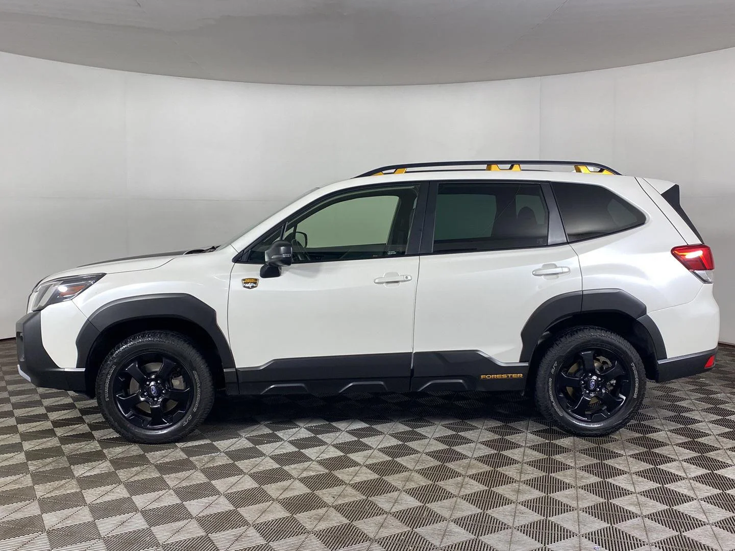 Used 2023 Crystal White Pearl Subaru Wilderness image 9