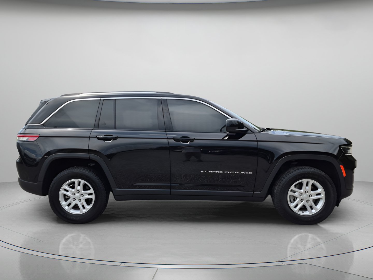 Used 2022 Diamond Black Crystal Pearlcoat Jeep Laredo image 4