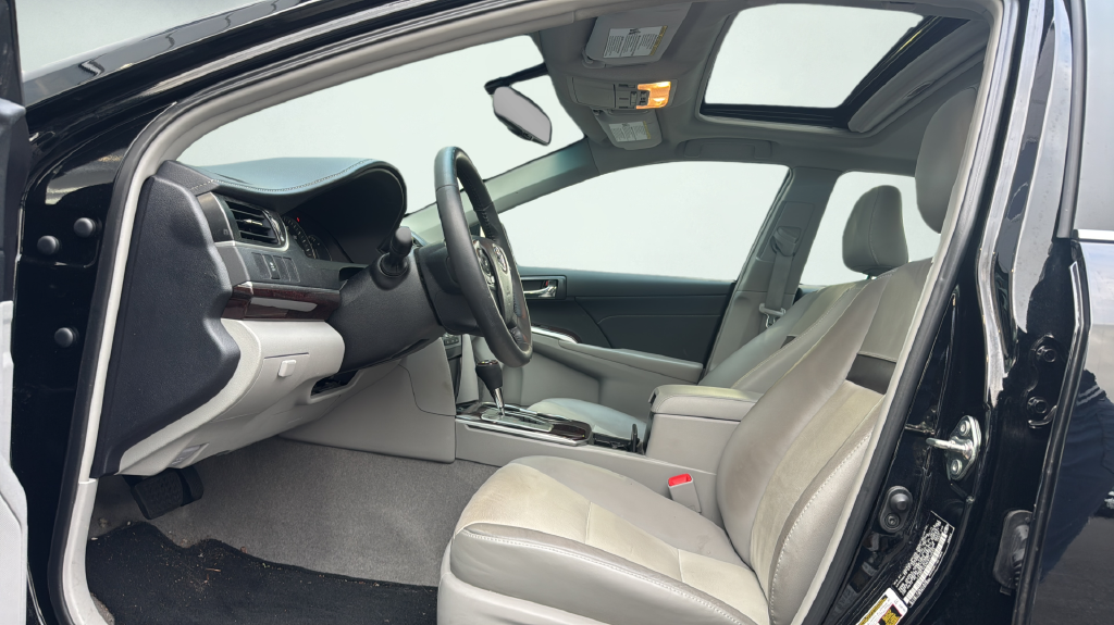 Used 2014 Black Toyota LE image 16