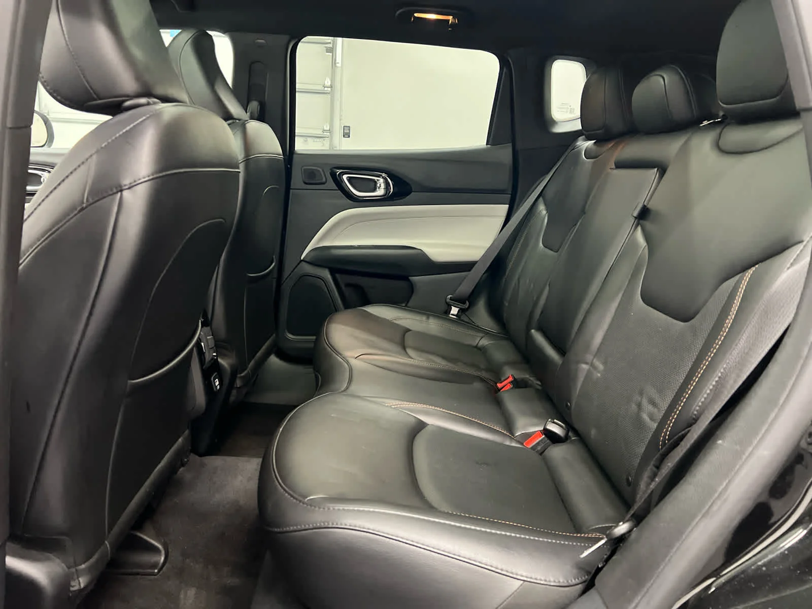 Used 2023 Diamond Black Crystal Pearlcoat Jeep Limited image 27