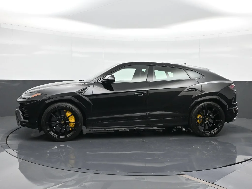 Used 2022  Lamborghini Base image 5