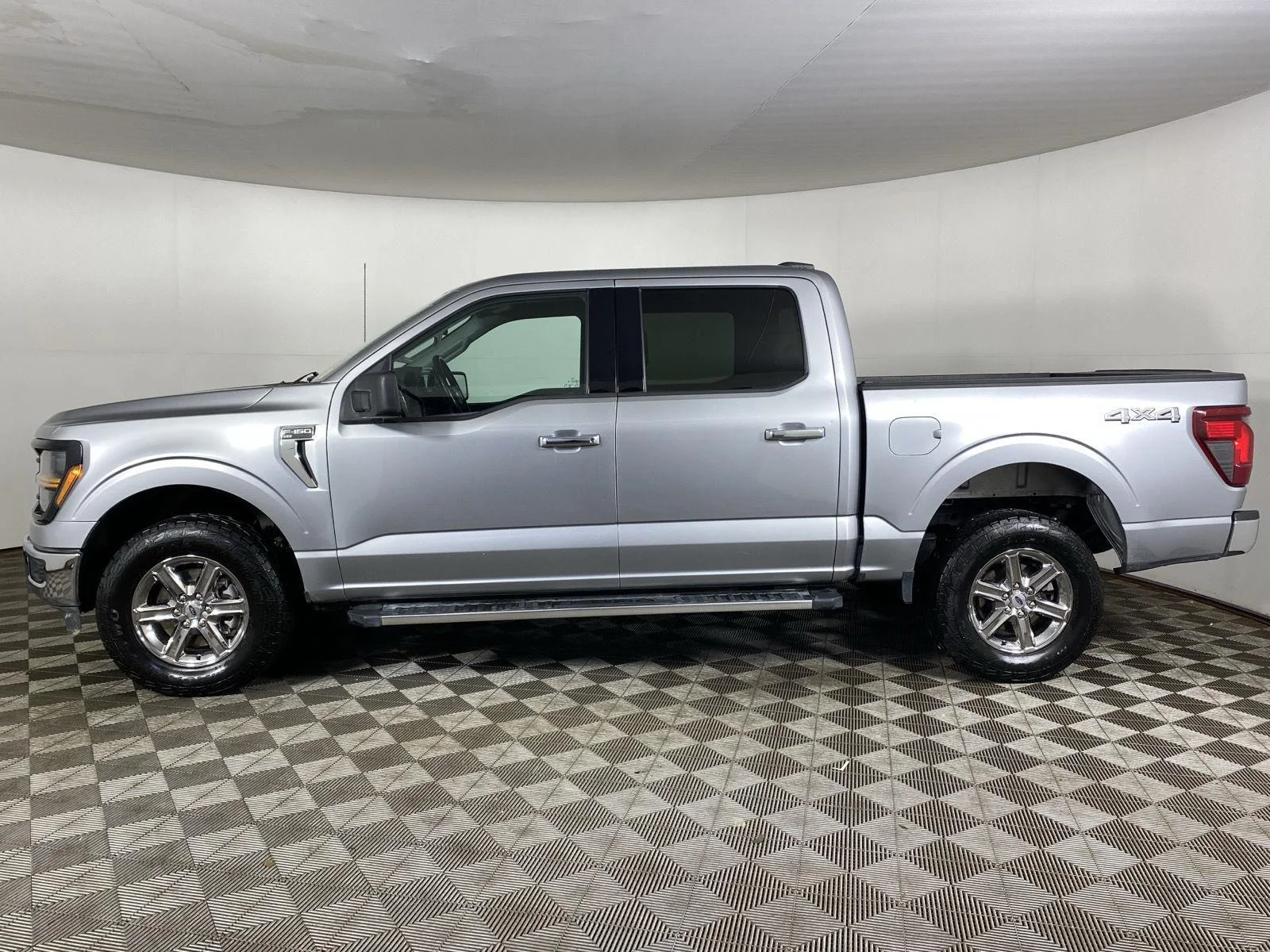 Used 2025 Iconic Silver Ford XLT image 4