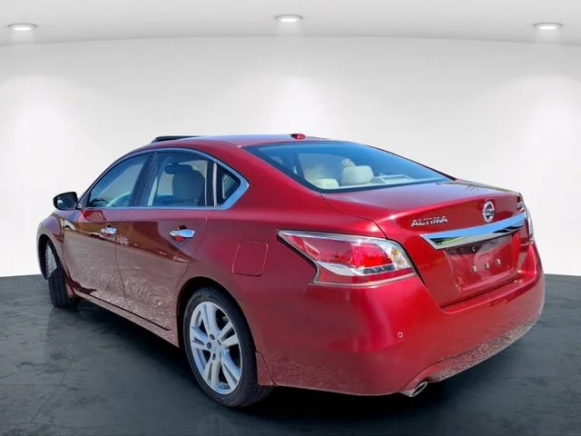 Used 2015 Red Nissan 3.5 SL image 8