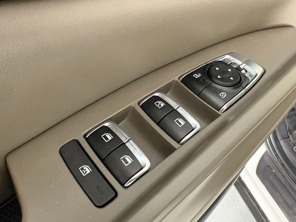 Used 2025 White Kia LXS image 19