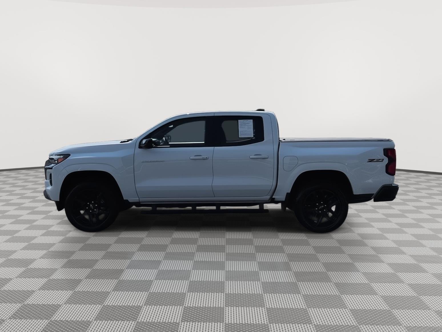 Used 2025 Summit White Chevrolet 4WD Z71 image 19