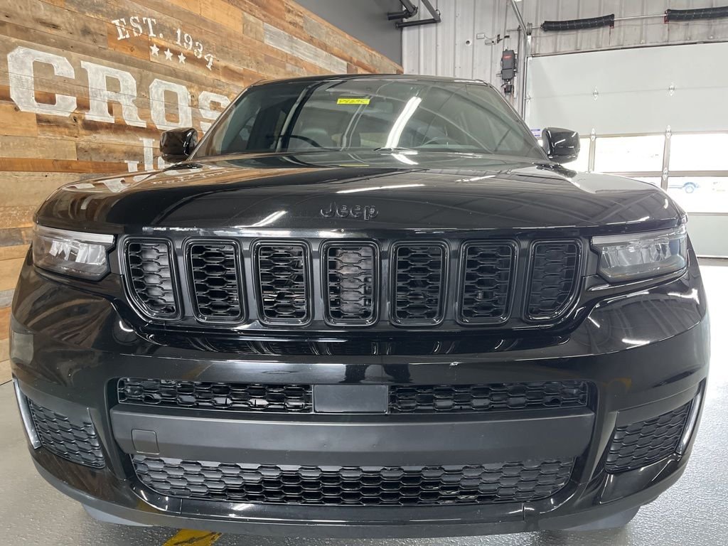 Used 2022 Diamond Black Jeep Altitude image 6