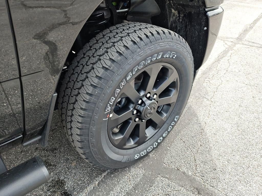 New 2026 Diamond Black Crystal Pearl-Coat Exterior Paint RAM Tradesman image 12