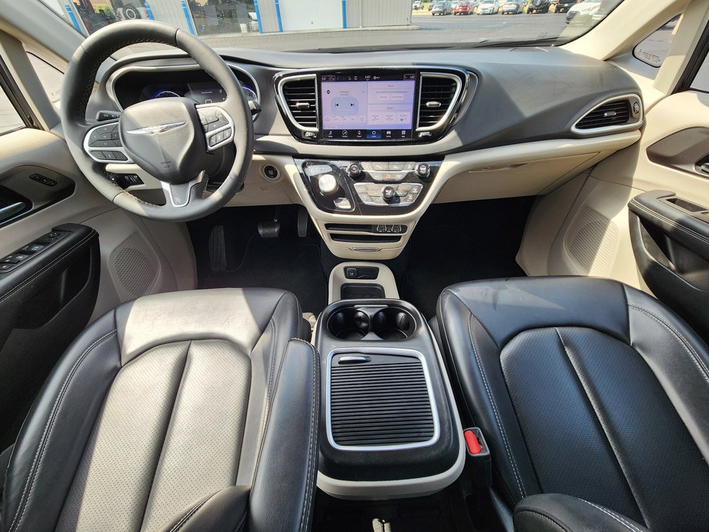 Used 2023 Brilliant Black Crystal Pearlcoat Chrysler Touring L image 15
