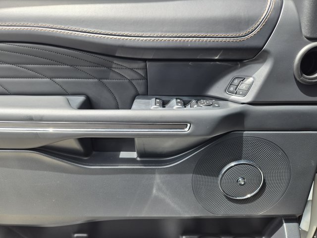 Used 2022 White Metallic Ford  image 19