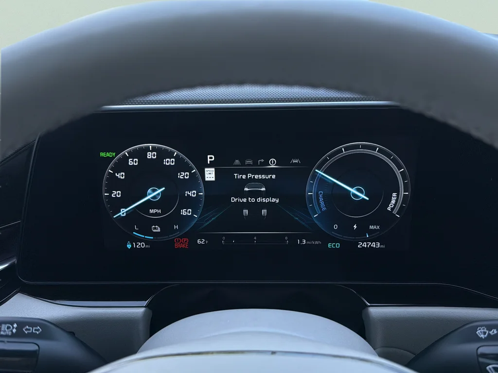 Used 2023 Snow White Pearl Kia Wave image 12