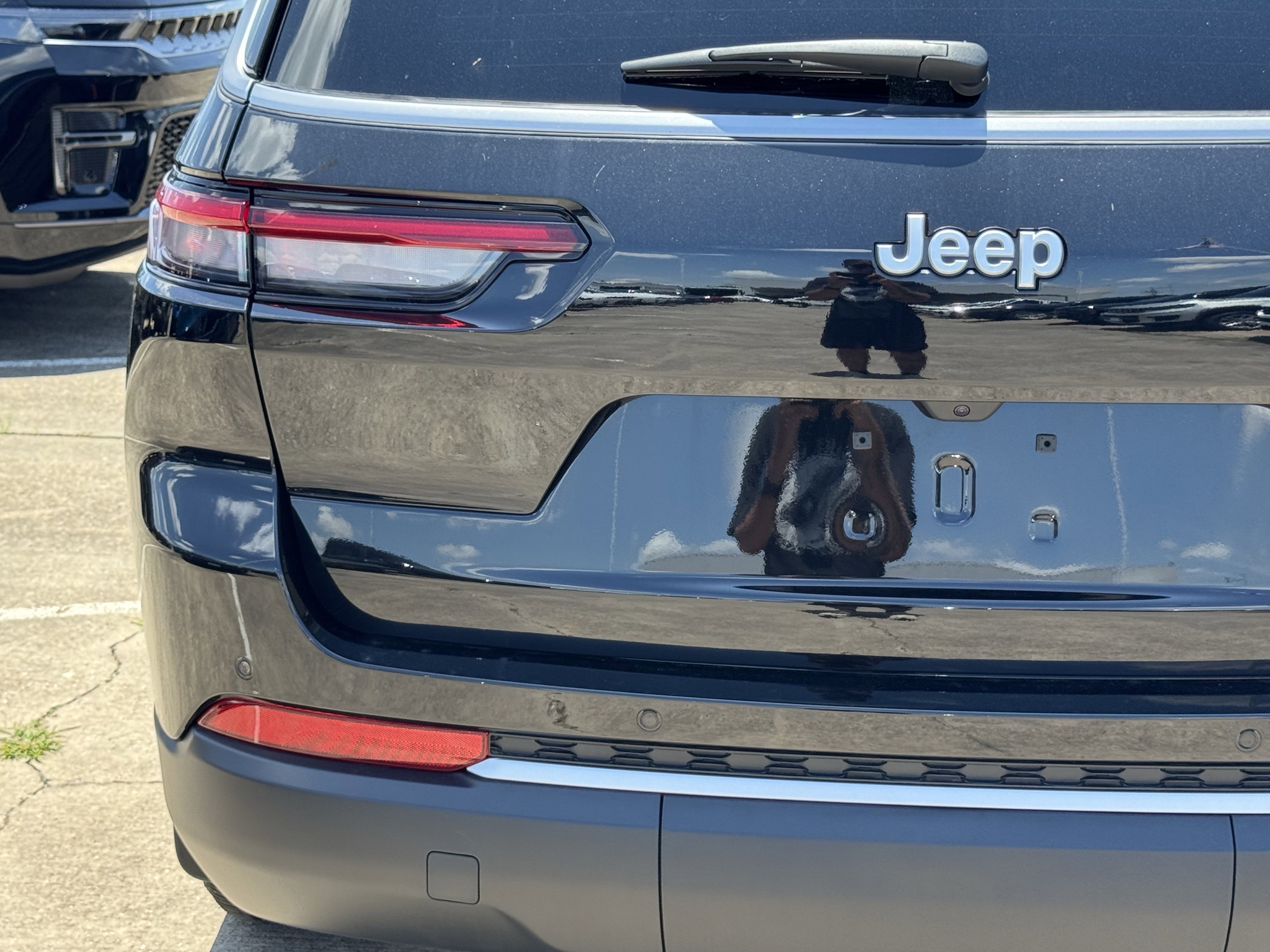 New 2026 Diamond Black Crystal Pearl-Coat Exterior Paint Jeep Limited image 10