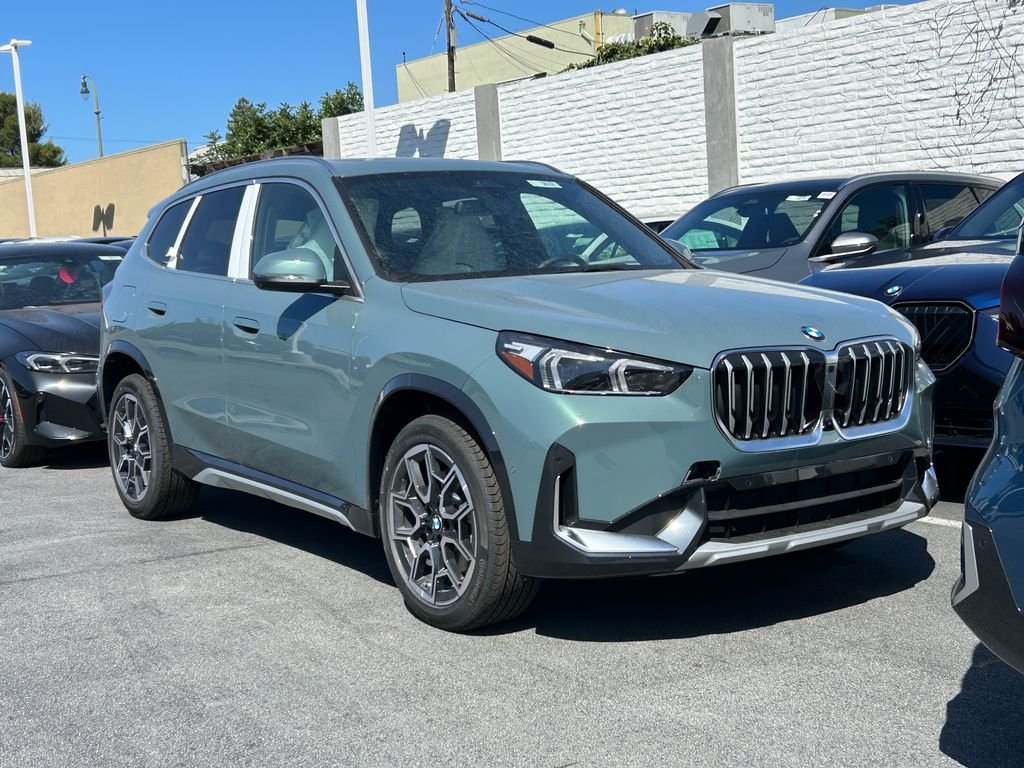 New 2026 Green Metallic BMW xDrive28i image 2