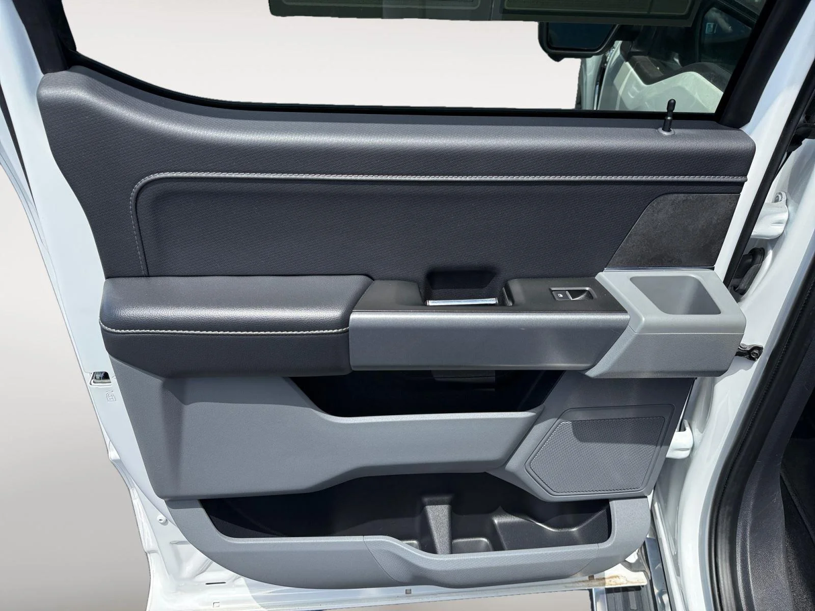 Used 2024 Oxford White Ford XLT image 18