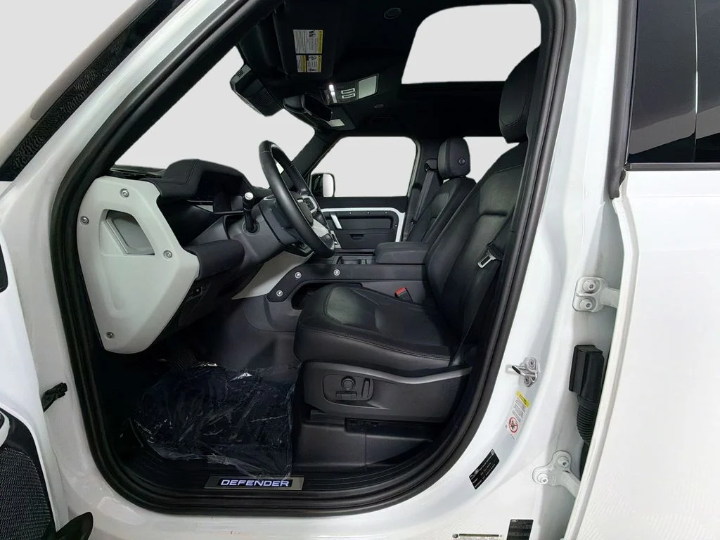 Used 2023 White Land Rover X-Dynamic SE image 21