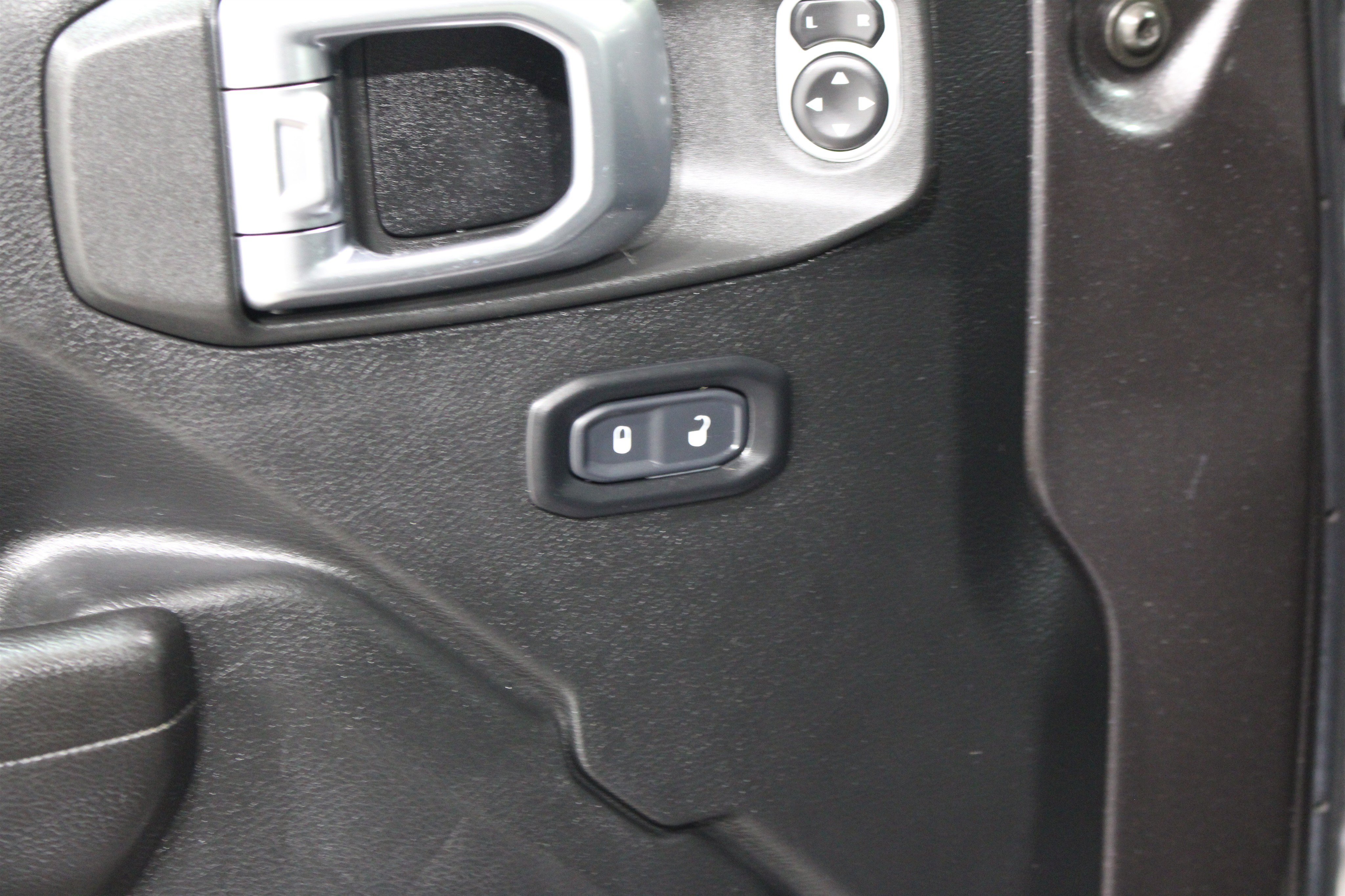 Used 2018 Granite Crystal Metallic Clearcoat Jeep Sport S image 7