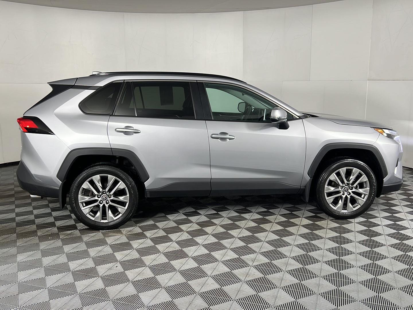 Used 2023 Silver Sky Metallic Toyota XLE Premium image 11