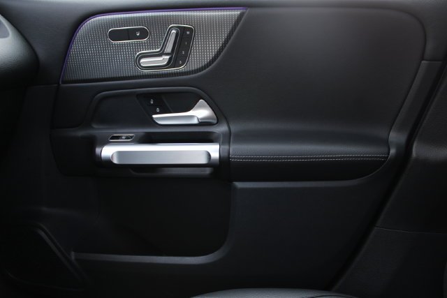 Used 2022 Black Mercedes-Benz GLB 250 image 20