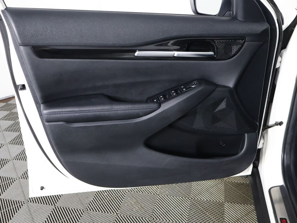 Used 2022 White Kia S image 21