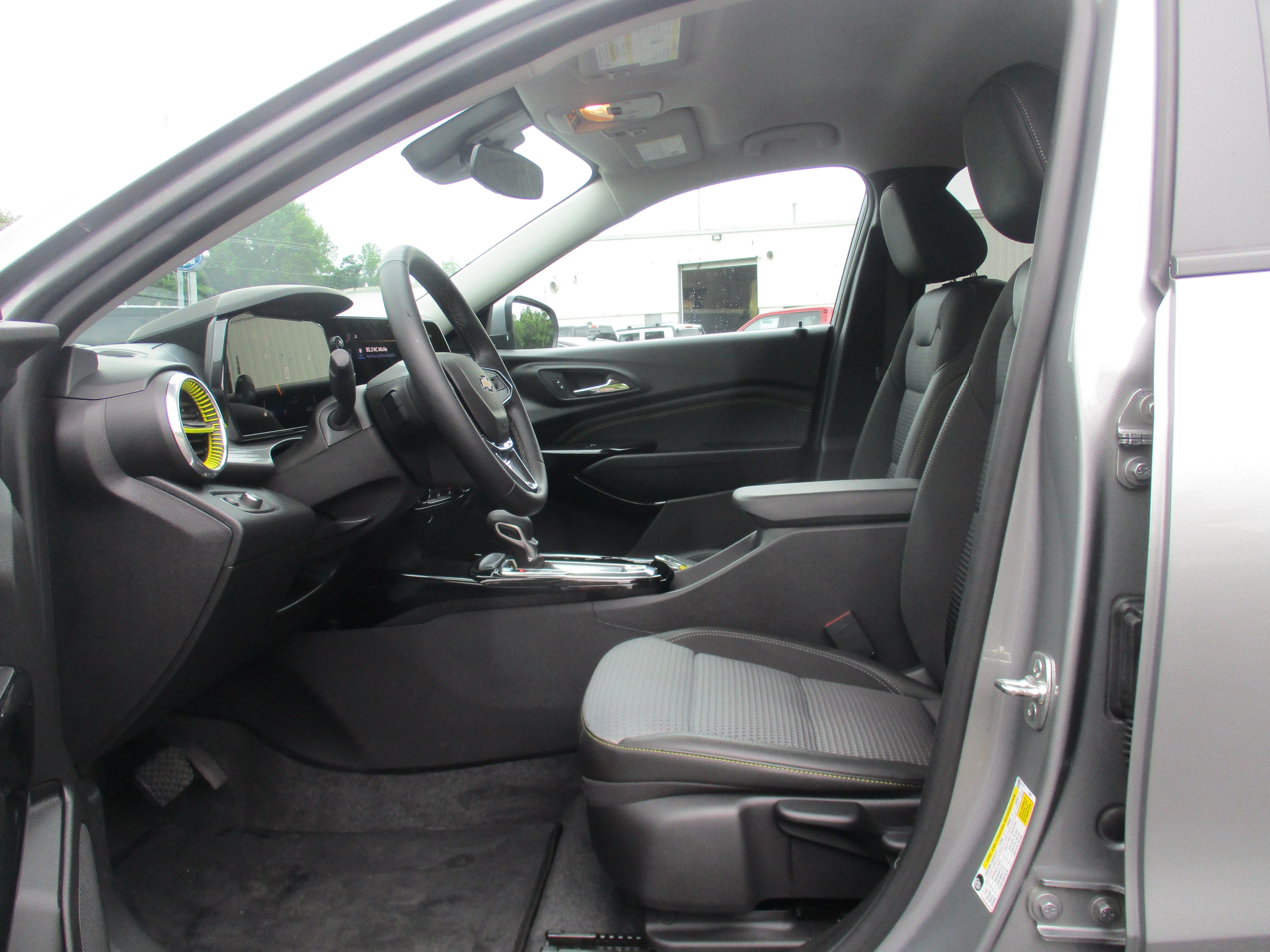 Used 2025 Sterling Gray Metallic Chevrolet LT FWD image 24