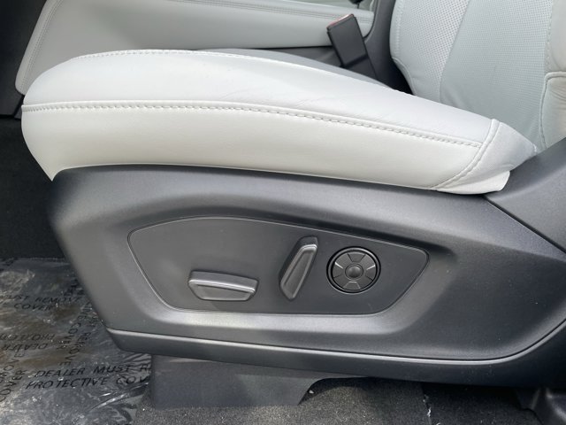 New 2026 Star White Metallic Tri-Coat Ford Platinum™ image 16