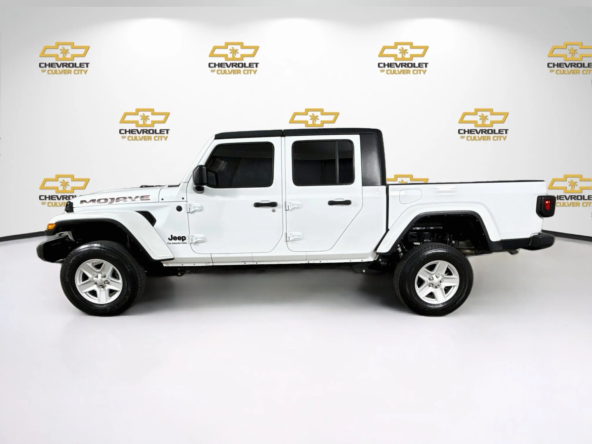 Used 2022  Jeep Sport S image 5