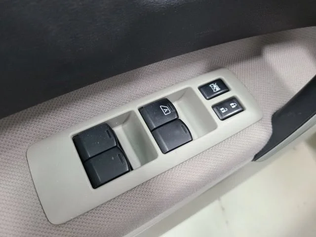 Used 2011 Brilliant Silver Nissan S image 18