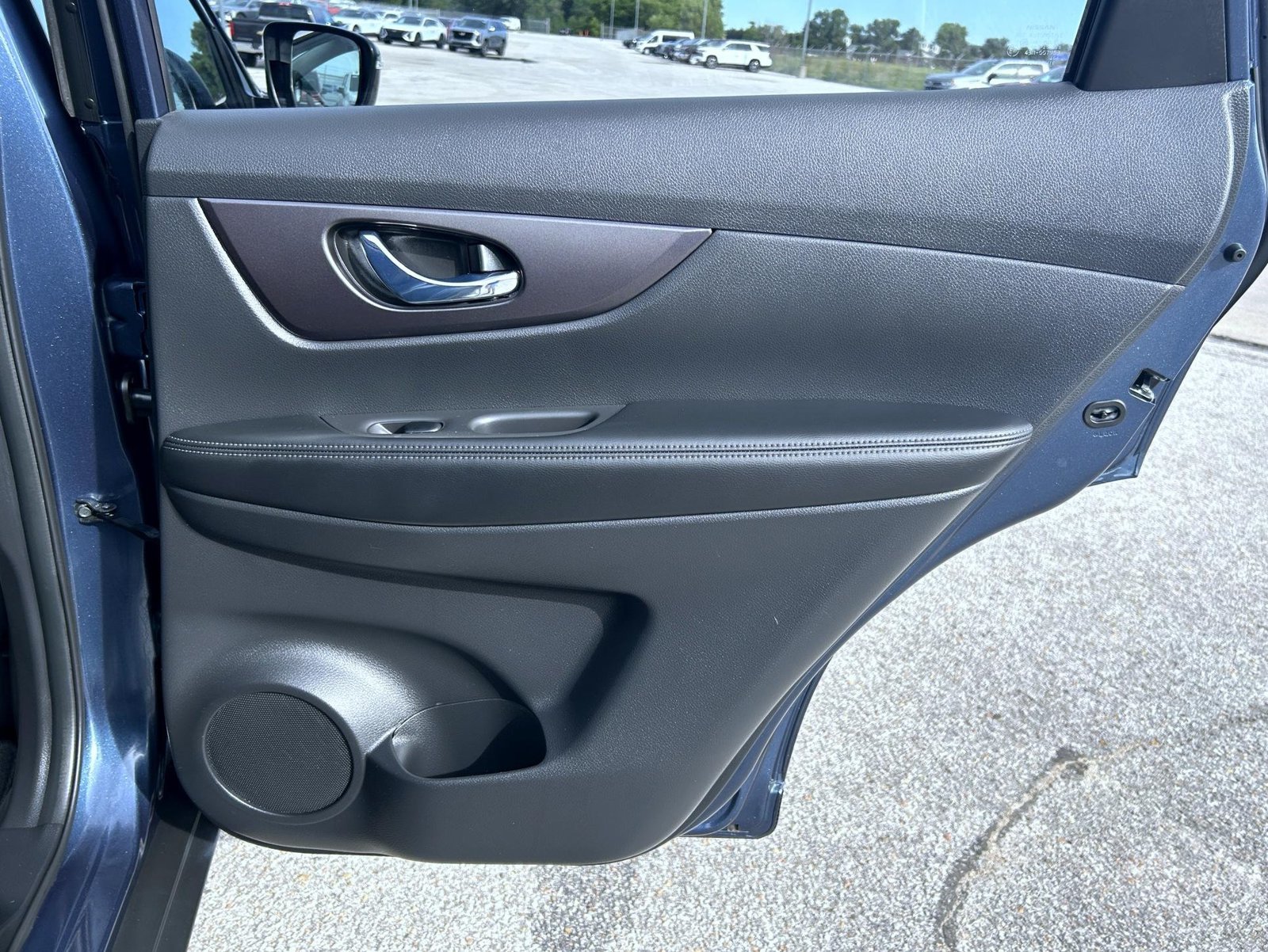 Used 2016 Blue Nissan SV image 18