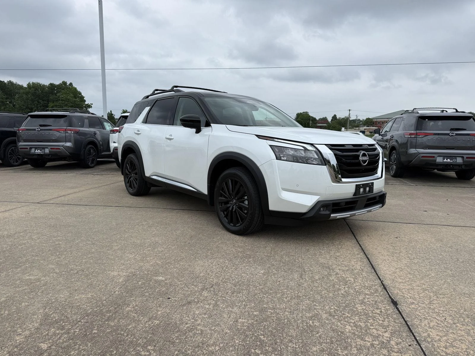 2025 Nissan Pathfinder Platinum 4WD's photo
