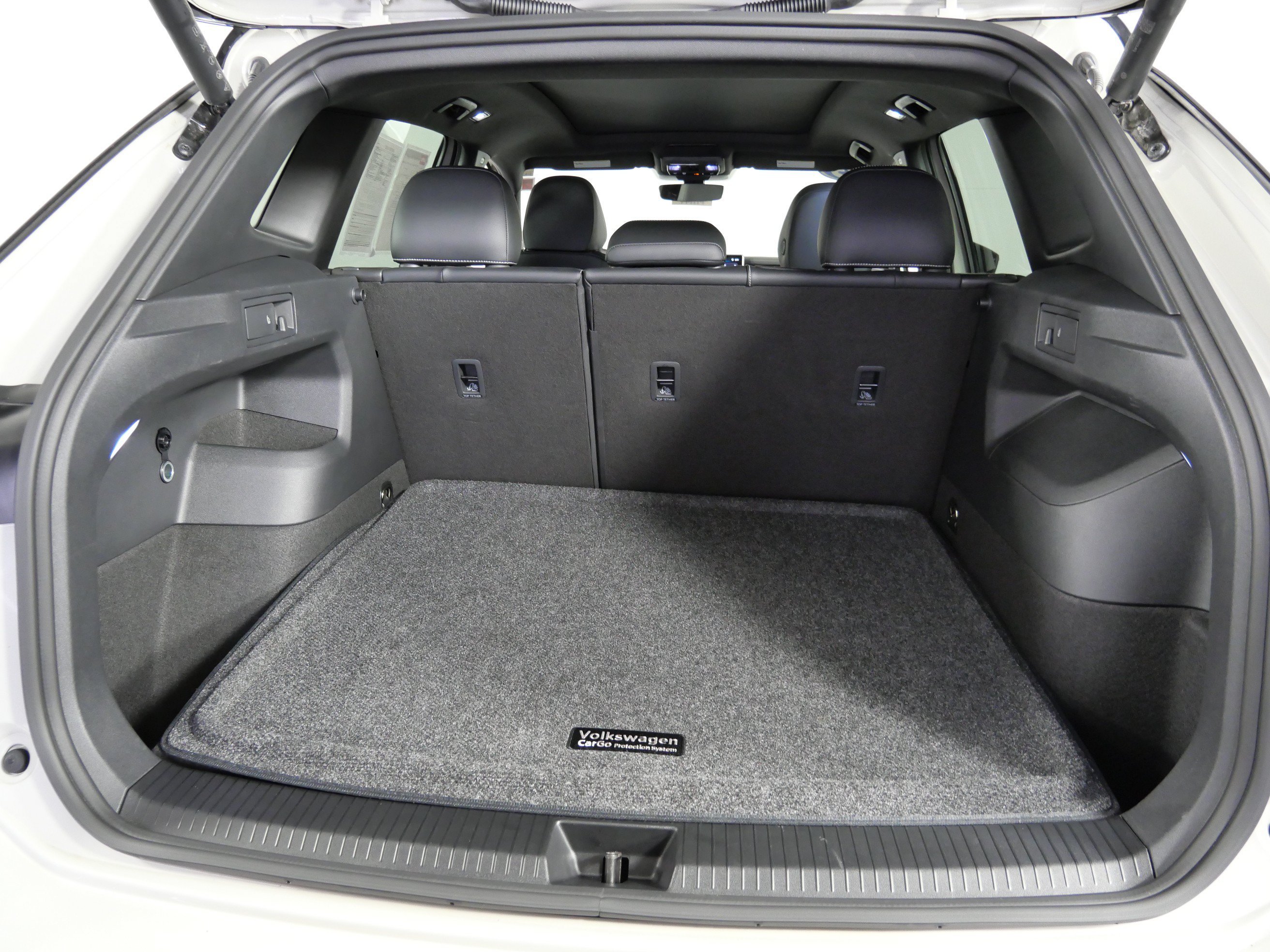 Used 2025 Sandstone Volkswagen SE R-Line Black image 18