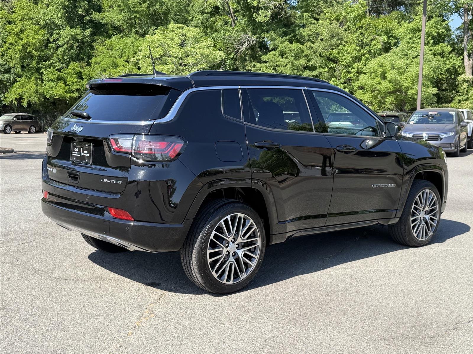 Used 2023 Diamond Black Crystal Pearlcoat Jeep Limited image 29
