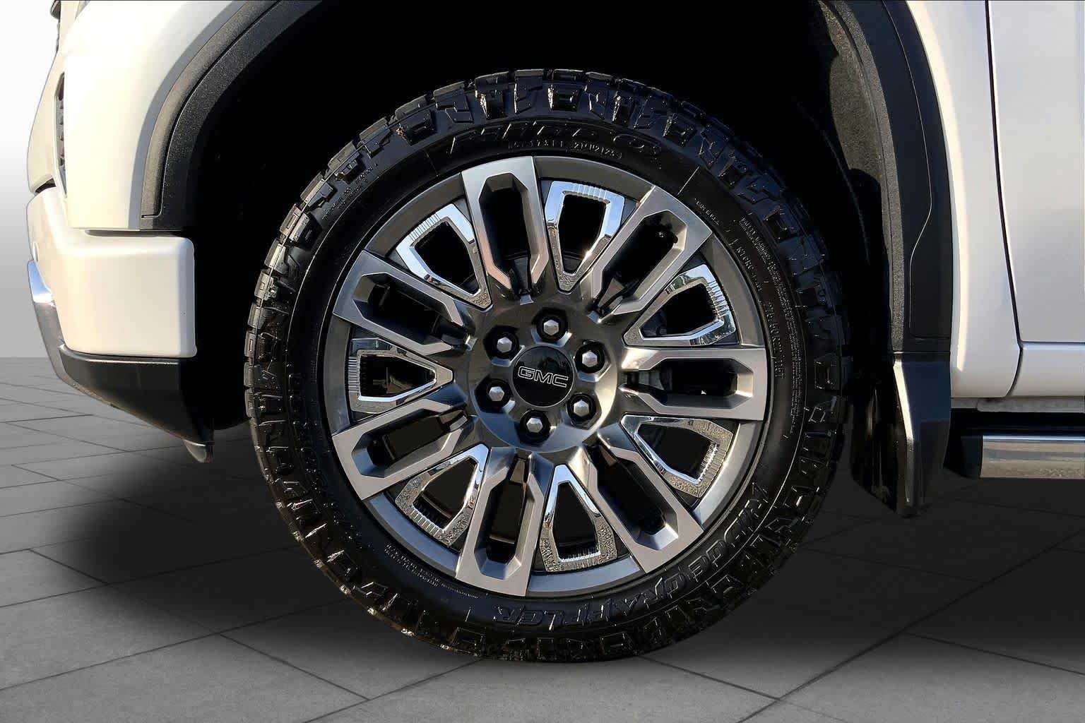 Used 2024 White Frost Tricoat GMC Denali Ultimate image 11