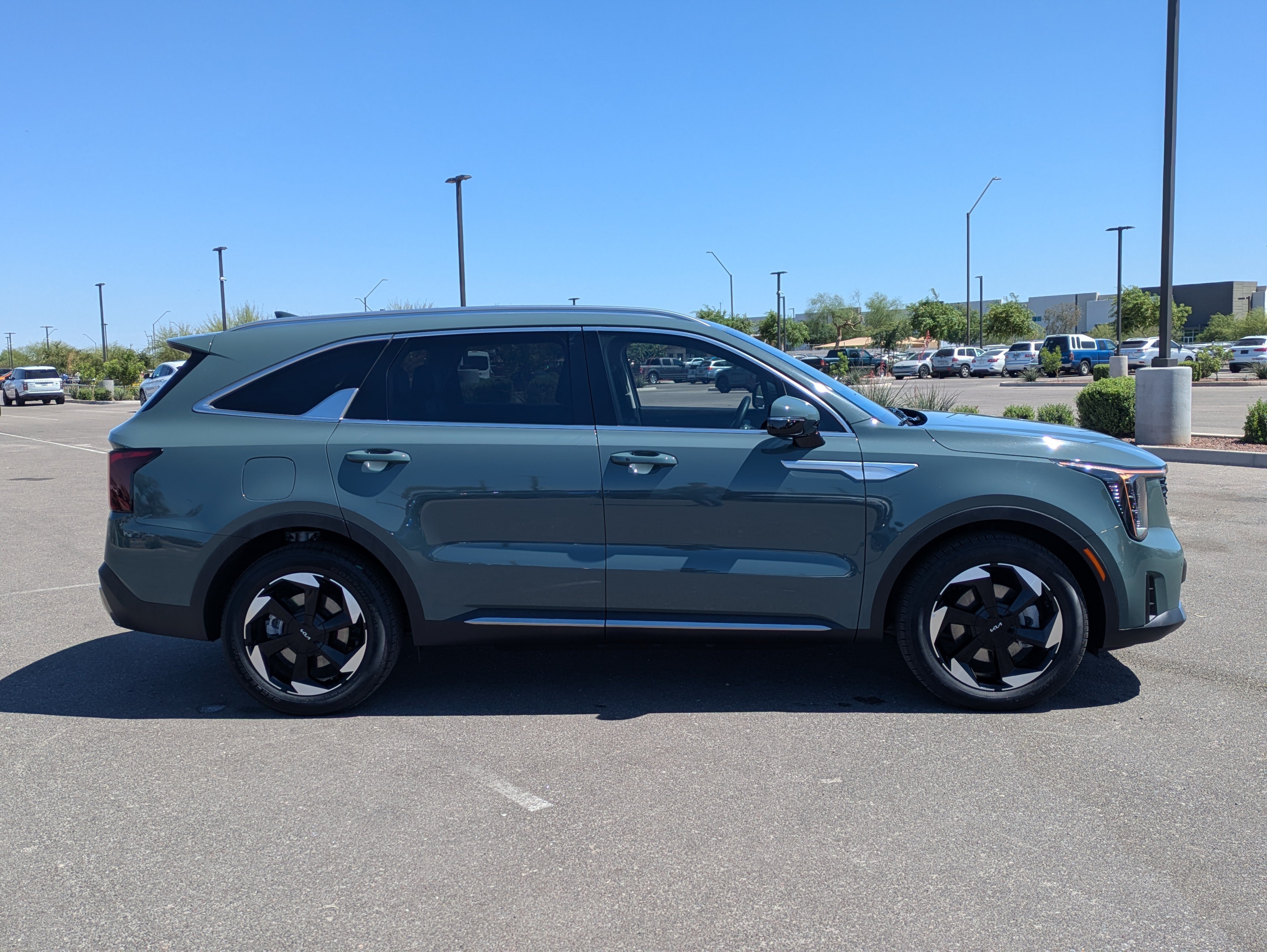 Used 2025 Cityscape Green Kia EX image 6