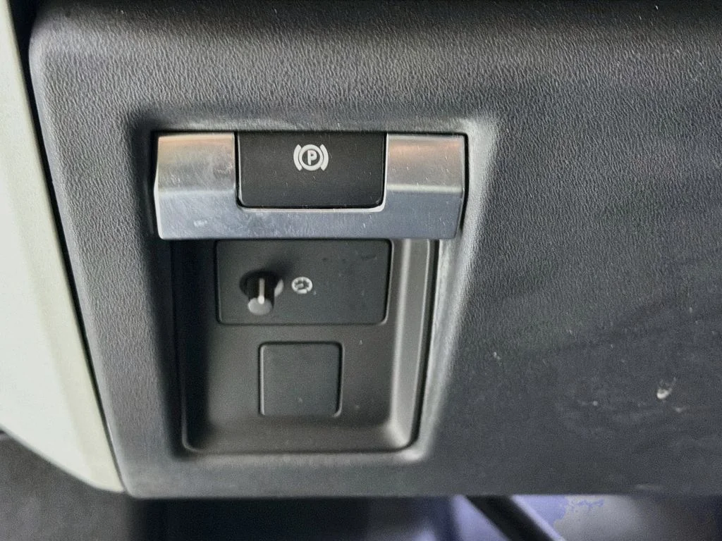 Used 2023 Green Land Rover SE image 10